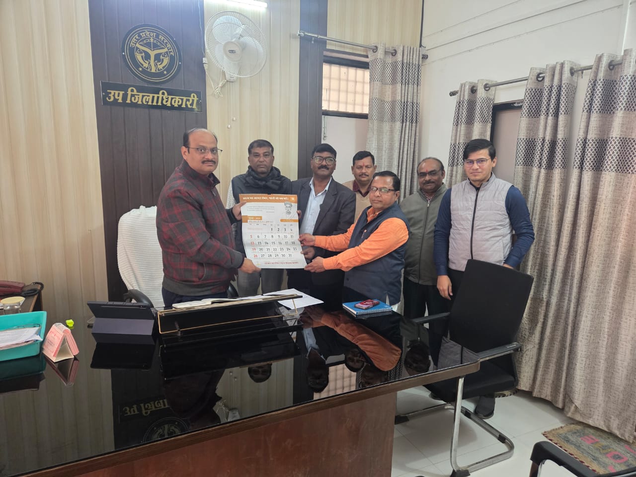 राष्ट्रीय शैक्षिक महासंघ अमरौधा इकाई ने ’मां भारती की जय’ विषय के साथ उपजिलाधिकारी देवेंद्र सिंह से भेंट की ।